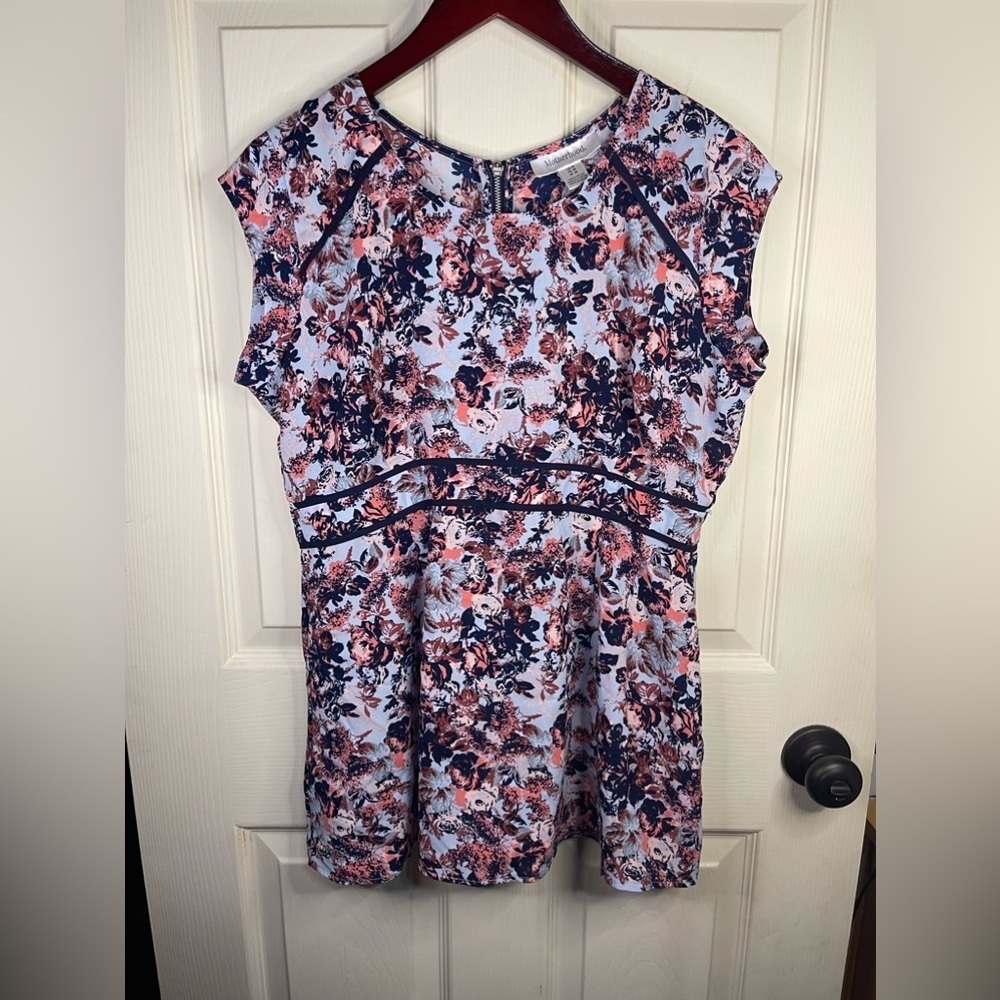 Mortherhood short sleeve floral blouse with zipper in the back. - Picture 2 of 8